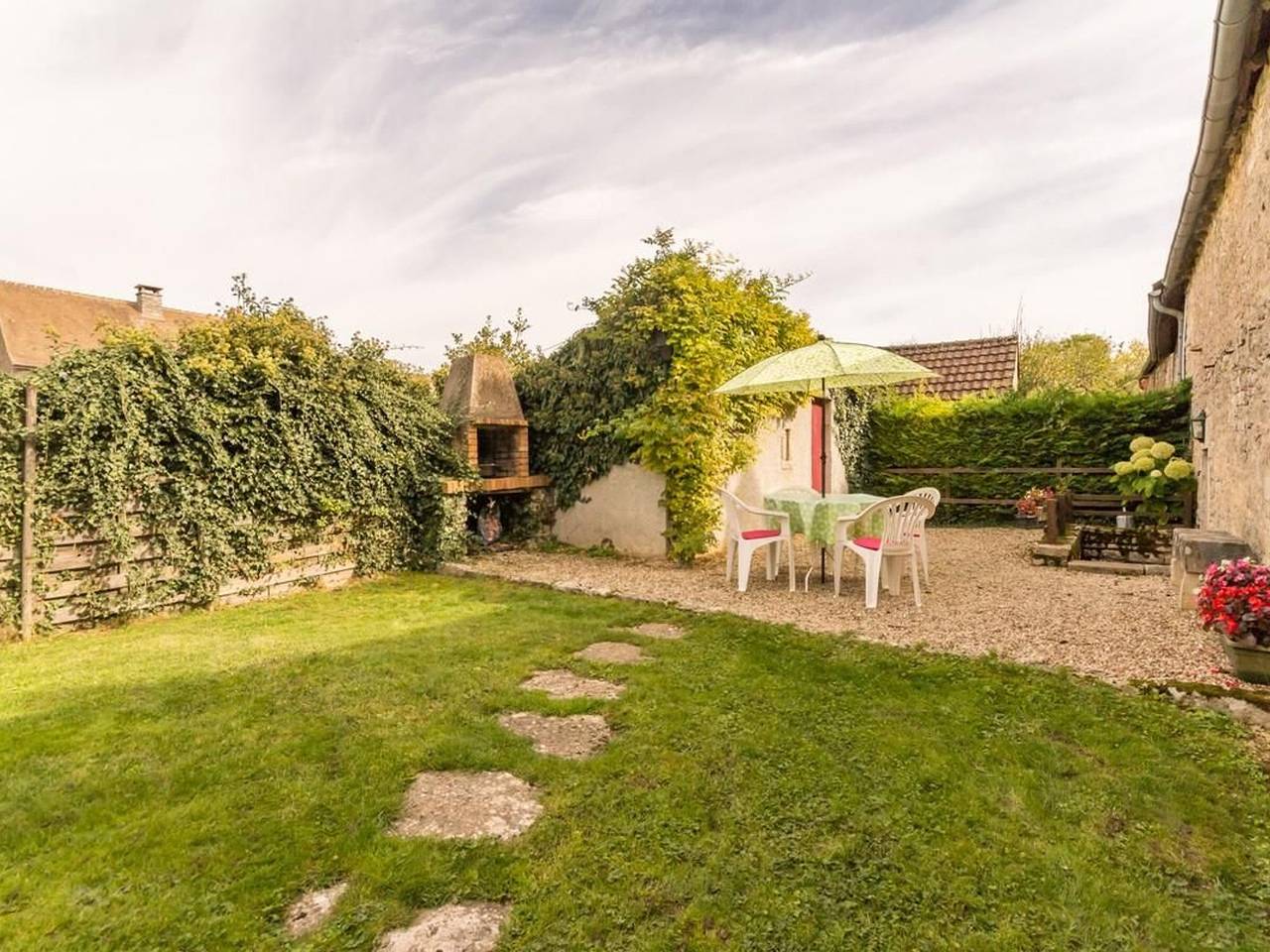 Encantadora casa de piedra cerca de viñedos, jardín privado, aparcamiento in Montceau-et-Écharnant, Beaune region