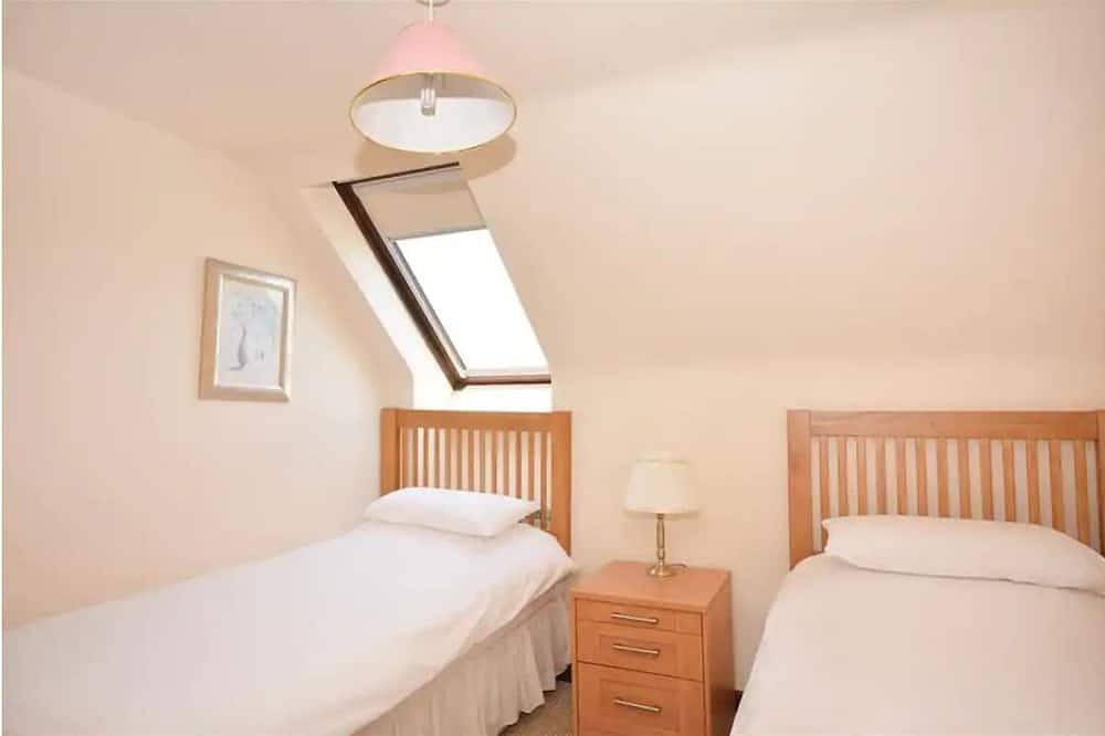 Entire apartment, Top Floor Apartment with Beach and Dune Access in Perranporth, Cornwall