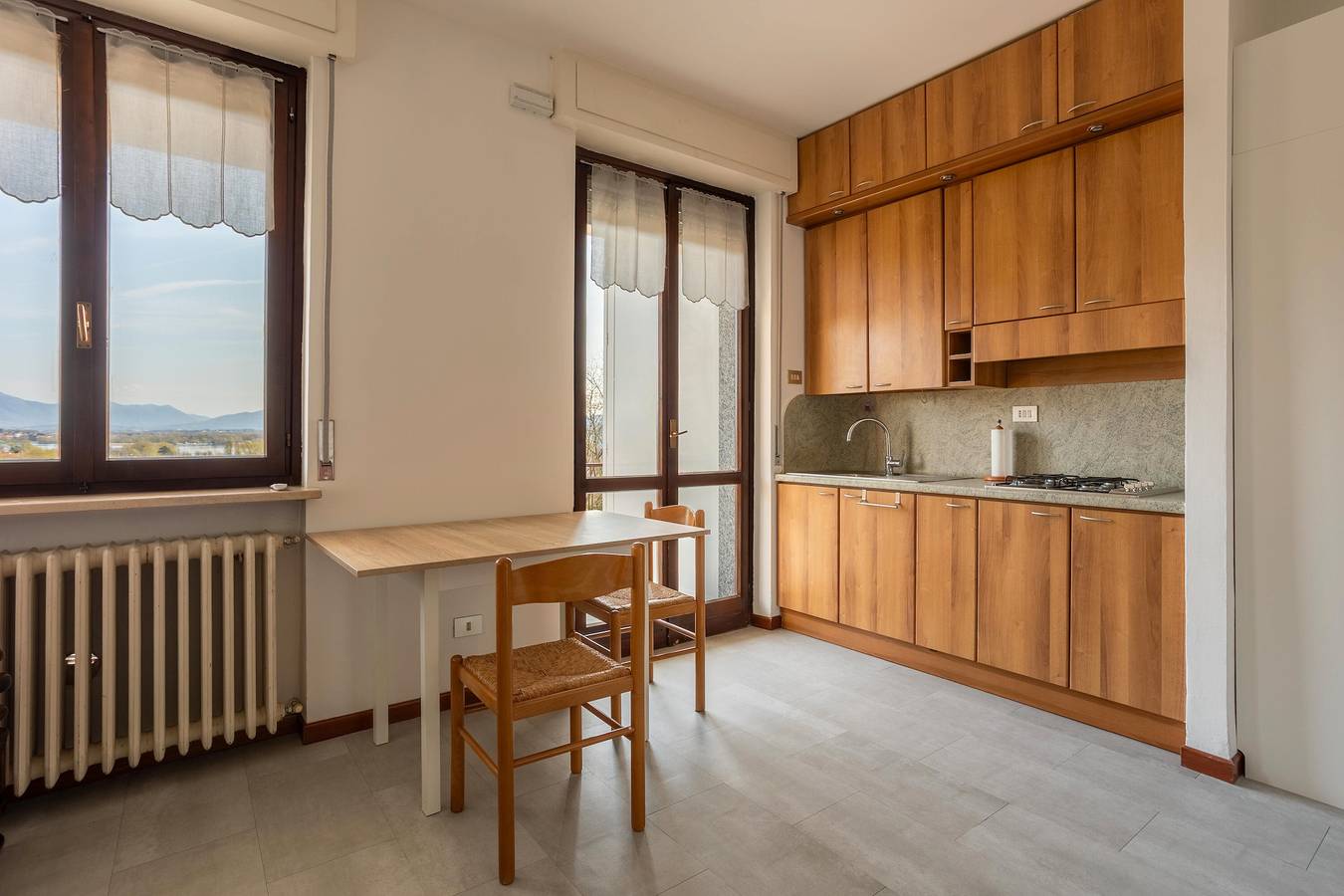 Apartamento entero, Apartamento 'Terrazza' con vistas al lago, terraza privada y Wi-Fi in Arona (Lago Maggiore), Municipio de Arona