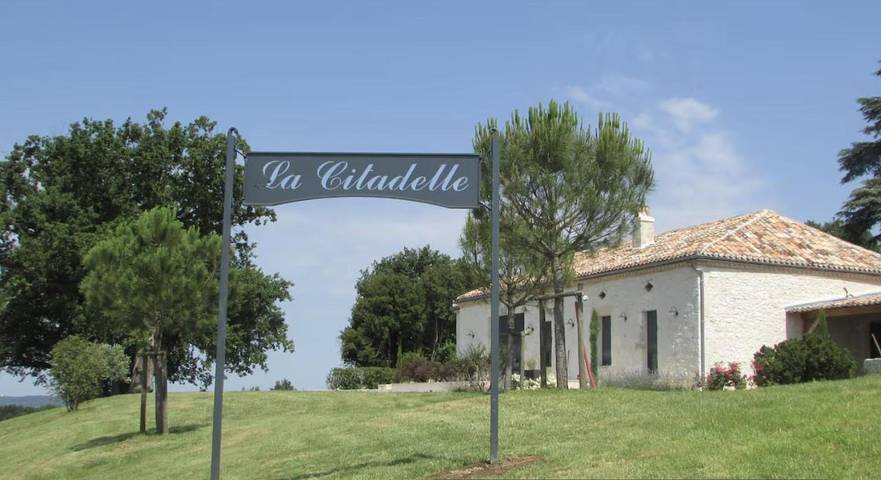 Location de vacances pour 6 personnes, avec jacuzzi ainsi que jardin et piscine à Eynesse