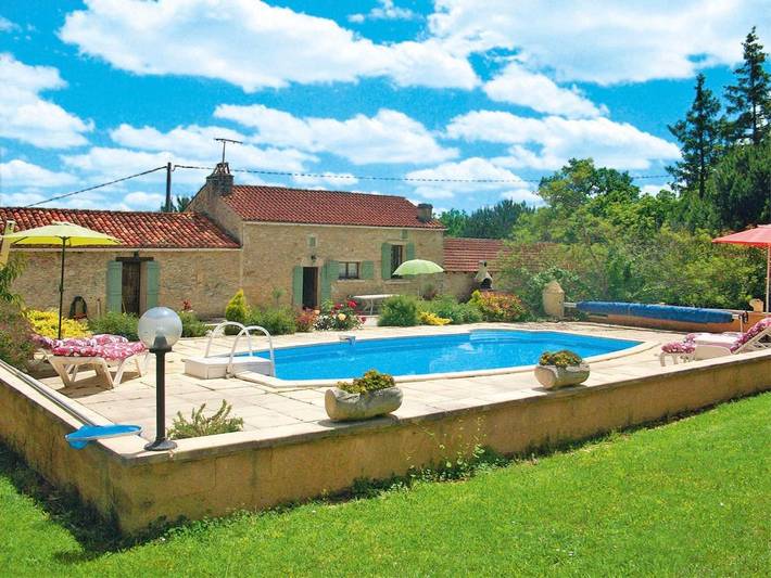 Location de vacances pour 5 personnes, avec terrasse ainsi que piscine et jardin, animaux acceptés à Blanquefort-sur-Briolance