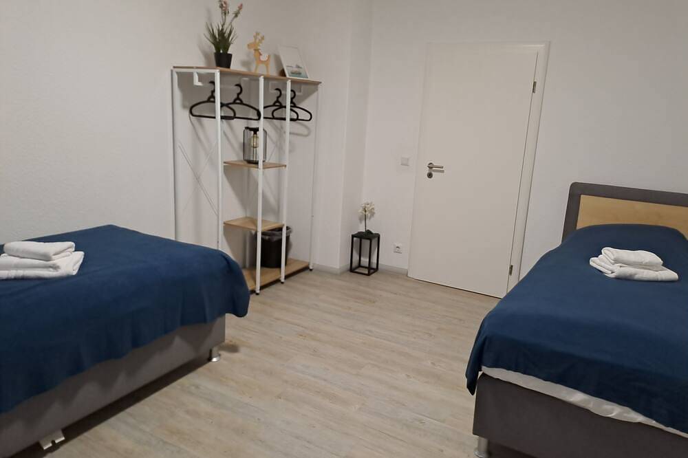 Ganze Wohnung, 3Br, 4Beds, Tv, Wifi, Kitchen and Bath. 5 min to train station in Muldenstein, Muldestausee