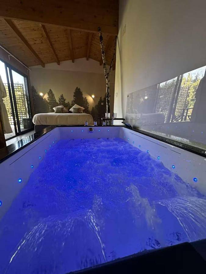 Tente pour 2 personnes, avec jacuzzi ainsi que terrasse et jardin