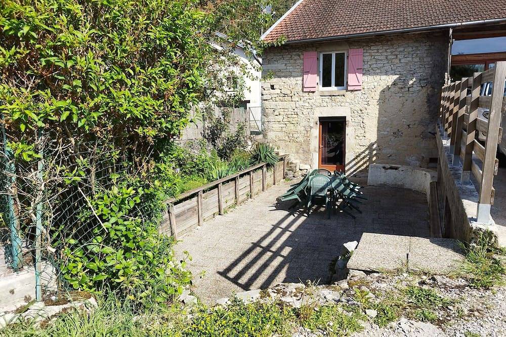 Maison Proche du lac de Vouglans ! Séjours au Calme en Famille ou Entre Amis in Lect, Parc naturel régional du Haut-Jura