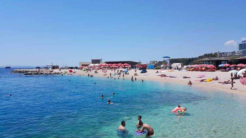Apartamento vacacional entero, A 2 comfortable apt w terrace & garden, near beach in Split, Condado de Split-Dalmacia