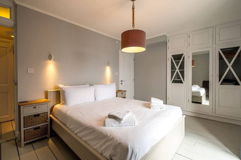 Crag’s Nest  -  Seafront/Sea View Apartement - sleeps 4 guests  in 2 bedrooms in Aldeburgh, Suffolk