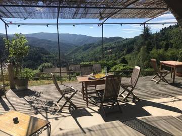 Gîte pour 6 personnes, avec vue ainsi que piscine et jardin, animaux acceptés à Saint-Germain-de-Calberte