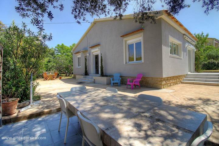 Gîte pour 6 personnes, avec Terrasse ainsi que Jardin et Vue dans Sainte-Lucie de Porto-Vecchio