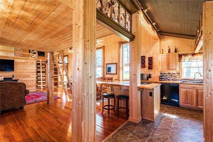 Cabin for 6 people, with terrace and hot tub as well as yard, with pets in Kansas