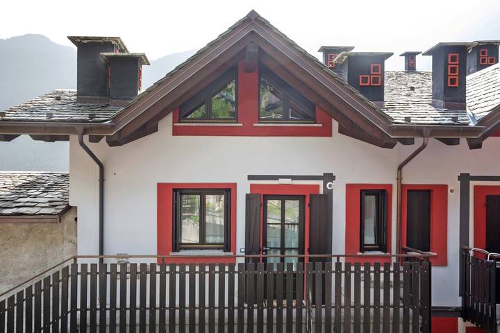 Entire apartment, “Alpine Dream” Apartment in Valmalenco with Mountain Views and Private Garage in Caspoggio (Town), Caspoggio