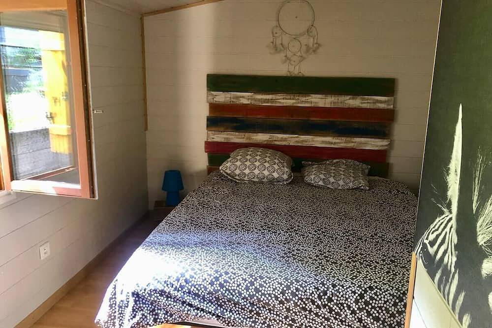 Atypical chalet, calm nature and river in Hautecourt-Romanèche, Jura Francais