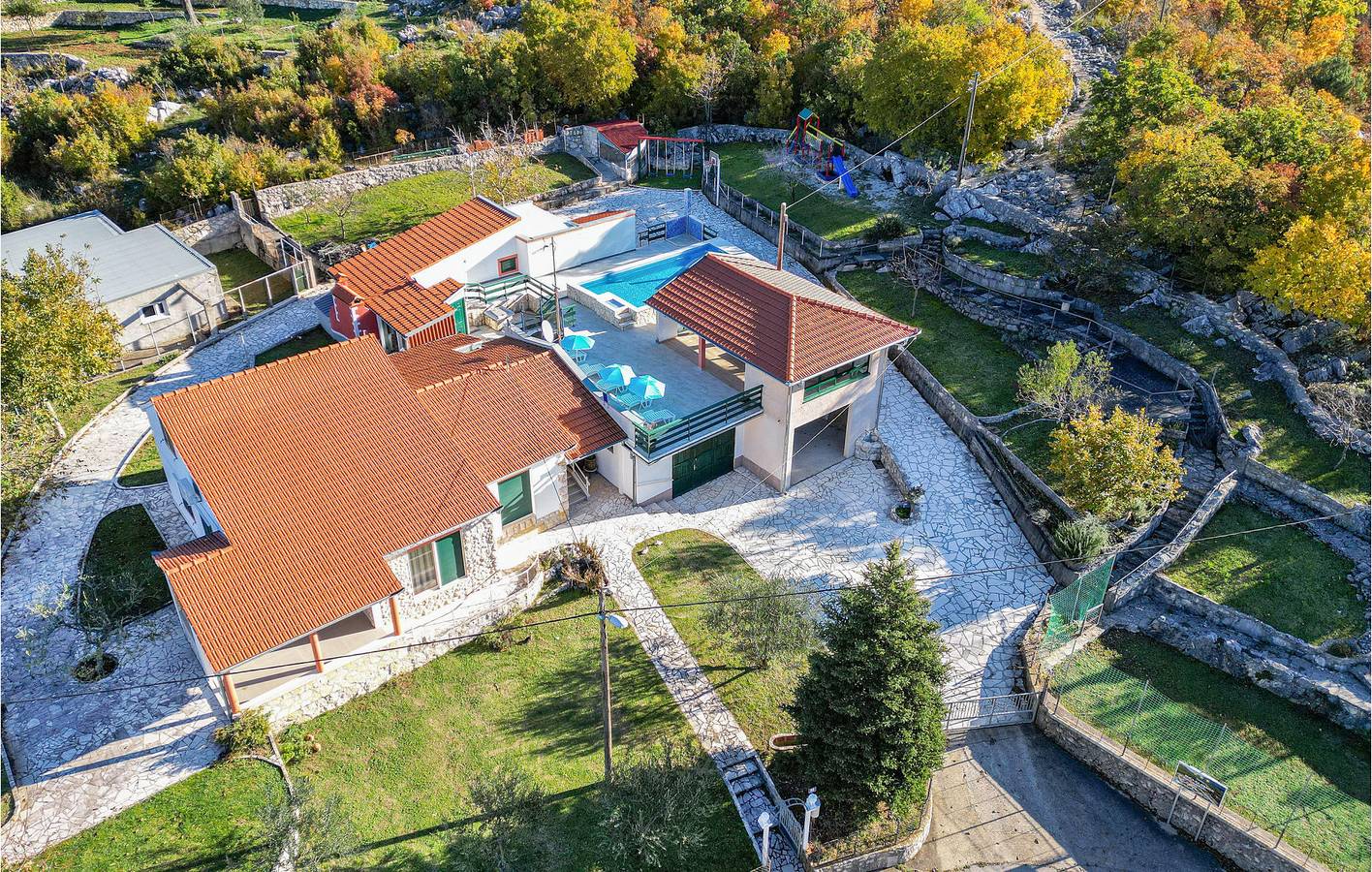Charmante 160 m² große Wohnung mit Pool, WLAN und Terrasse in Dalmatinisches Zagora