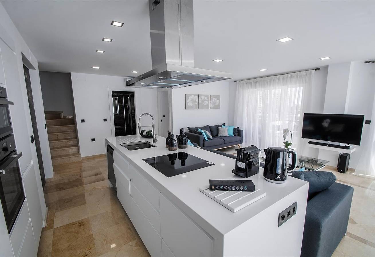 Penthouse de 170m² avec vue sur mer, piscine, Wi-Fi et terrasse in Benalmádena Costa, Benalmádena