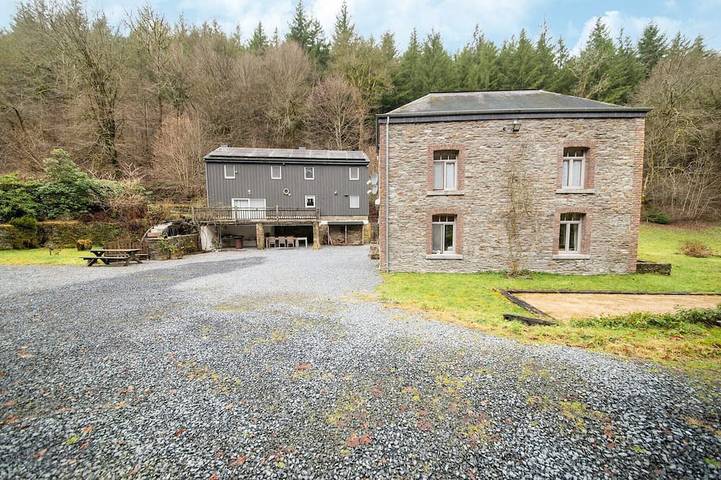 Location de vacances pour 14 personnes, avec Balcon et Jardin à Bohan