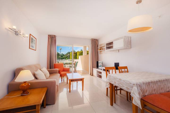 Apartamento de vacaciones para 4 personas, con Balcón además de Jardín y Piscina para niños en Son Servera