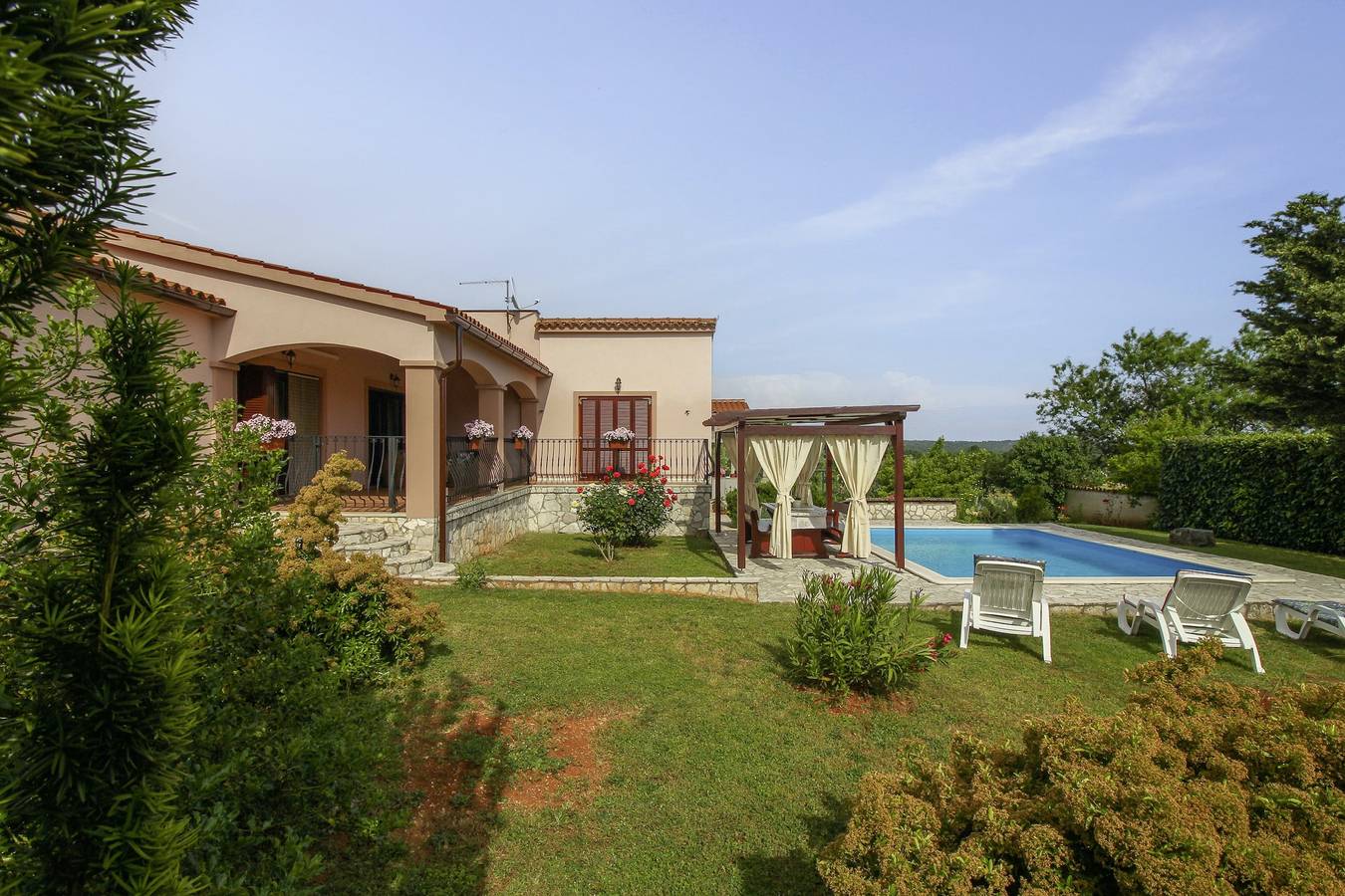 Ferienhaus Luna * 1000 m2 eingezäunter Garten, Terrasse, privater Pool in Marčana, Südküste Istrien