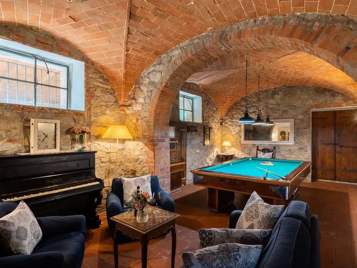 Agriturismo per 16 persone, con Balcone e Giardino nonché Piscina a Montevarchi
