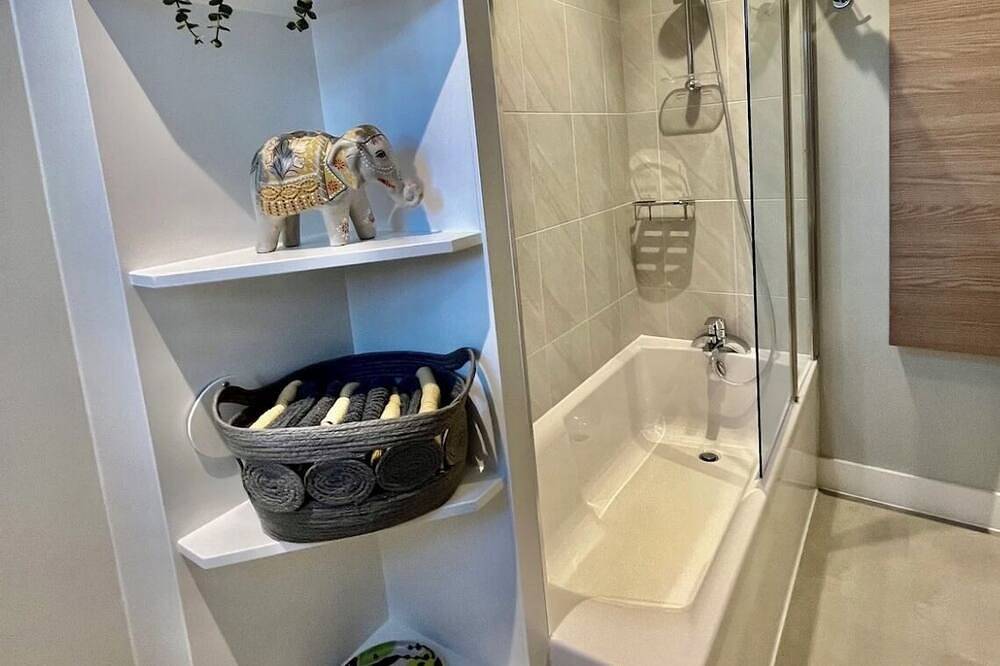 3 Bed, 2 Bath House with parking & Garden, Brooklands Weybridge Sw London in Woking, Surrey