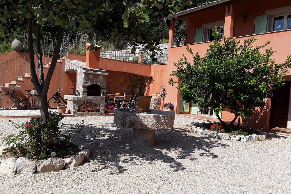 Gîte Lou Ferouil à Gilette près de Nice avec parking sécurisé in Gilette, Côte méditerranéenne (France)