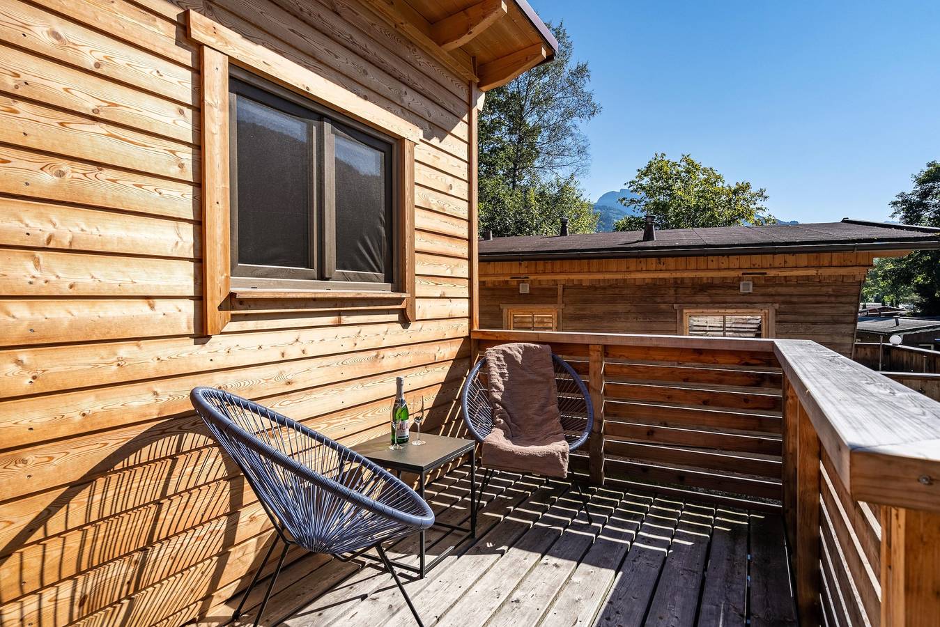 Chalet zum Hirsch op camping Aufenfeld met uitzicht op de bergen in Aschau im Zillertal, Bezirk Schwaz