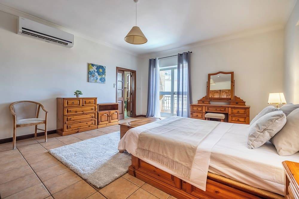 Tranquil Mansion - 3 Bed, Pool, Bbq & Gaming Room in Swieqi, Ilha de Malta