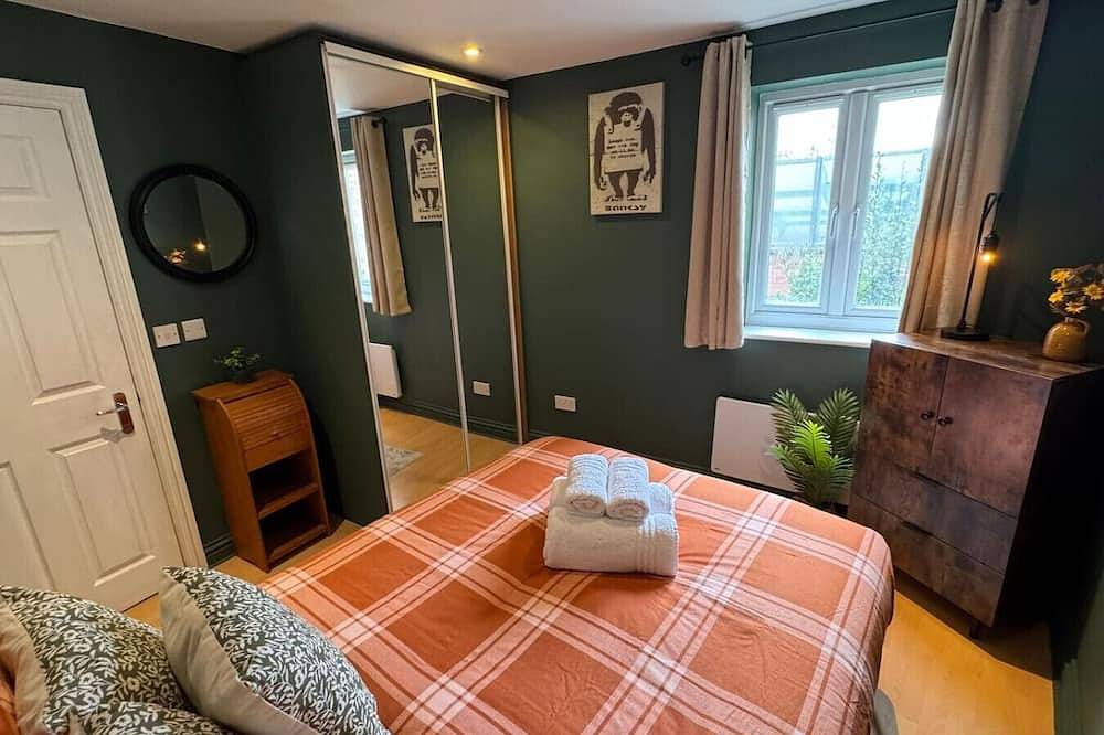 Entire apartment, Cosy one-bedroom stay steps from shops and transport in Watford, Hertfordshire