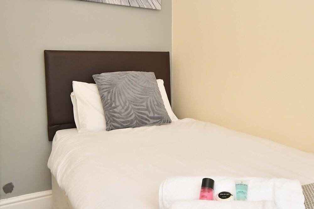 Townhouse @ 178 Ruskin Road Crewe - Single Room in Crewe, Cheshire East
