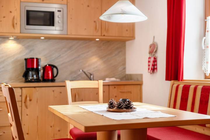 Entire studio, Studio Apartment 'Apartment Plaies' with Mountain View, Shared Garden and Wi-Fi in La Val, Dolomiti Superski