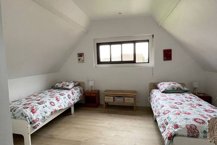 Maison entièrement rénovée située à 50 mètres de la mer jardin 4 chambres 2 Sdb. in Hermanville-sur-Mer, Région de Caen