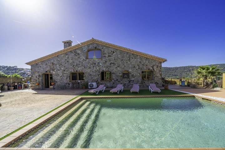Location de vacances pour 8 personnes, avec Balcon et Terrasse ainsi que Jardin et Piscine à Argentona