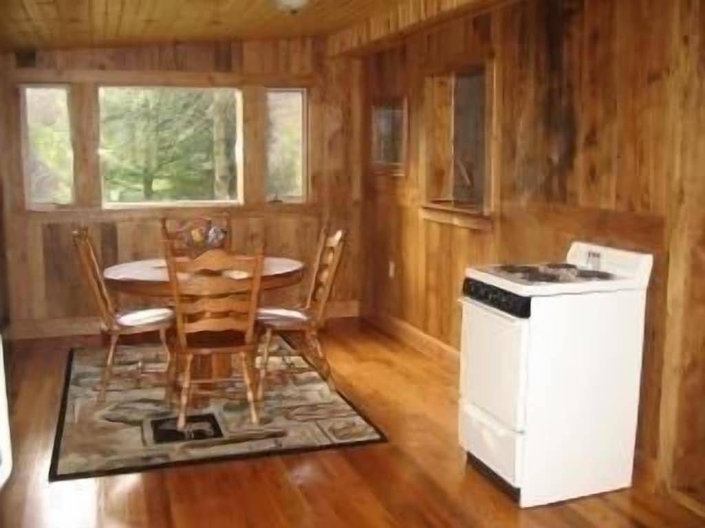 Log Cabin for 5 Guests in West Virginia, USA