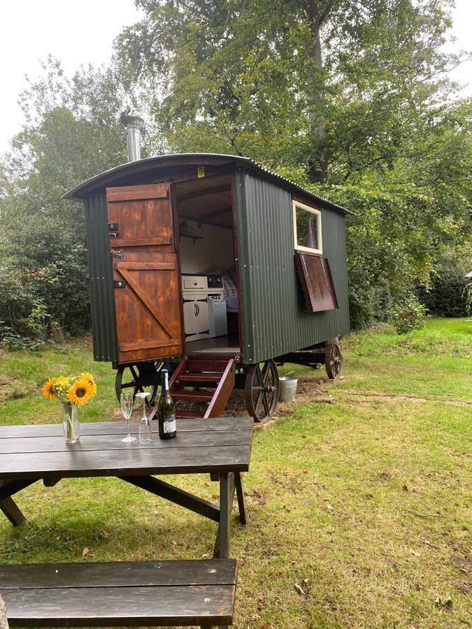 Holiday rental for 2 people, with lake view and garden as well as view in Cheshire