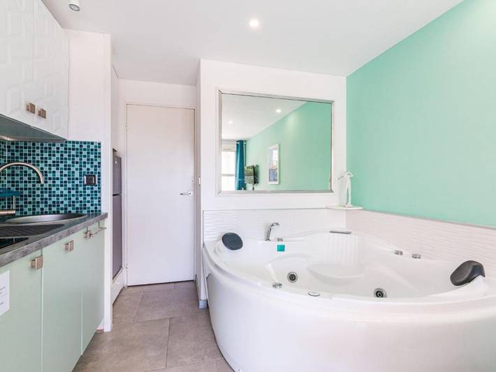 Gîte pour 4 personnes, avec piscine et terrasse ainsi que jardin et jacuzzi, animaux acceptés dans Gare Du Dramont - 4