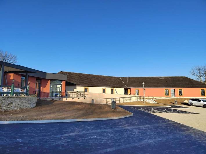 Hôtel pour 2 personnes, avec piscine ainsi que jardin et jacuzzi, animaux acceptés à Villegusien-le-Lac