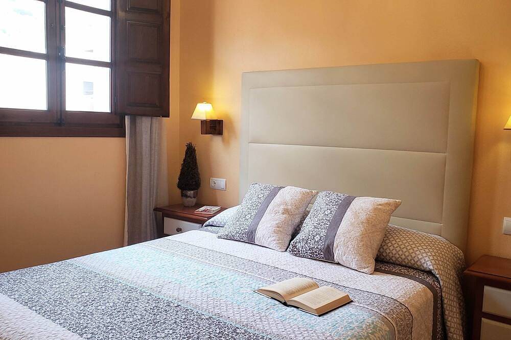 Alojamiento Rural con piscina frente a la Cueva del Gato, a 9 km de Ronda. in Benaoján, Provincia de Málaga