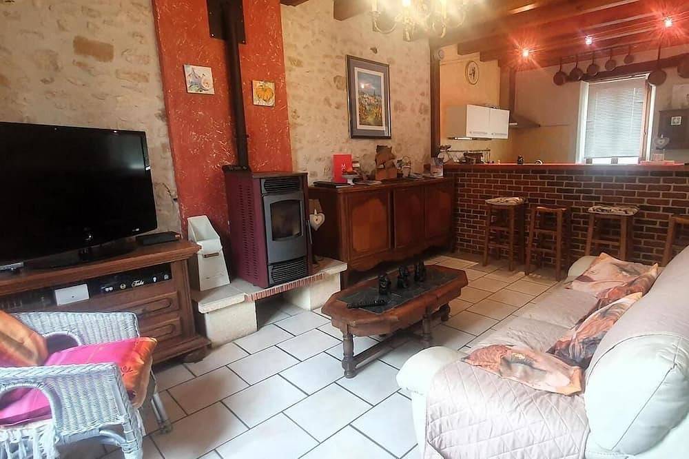 Farmhouse in  French countryside, long stays only, 1 hour 15 minutes from Paris in Château-Landon, Seine-et-Marne