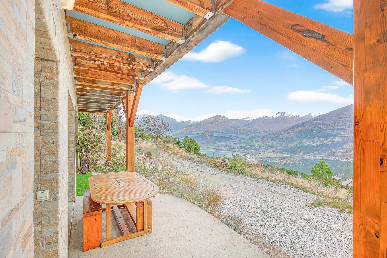 Casa de vacaciones 'Un Coin De Paradis À Puy Sanières' con vistas al lago, terraza privada y Wi-Fi in Puy-Sanières, Parque Nacional de los Ecrins