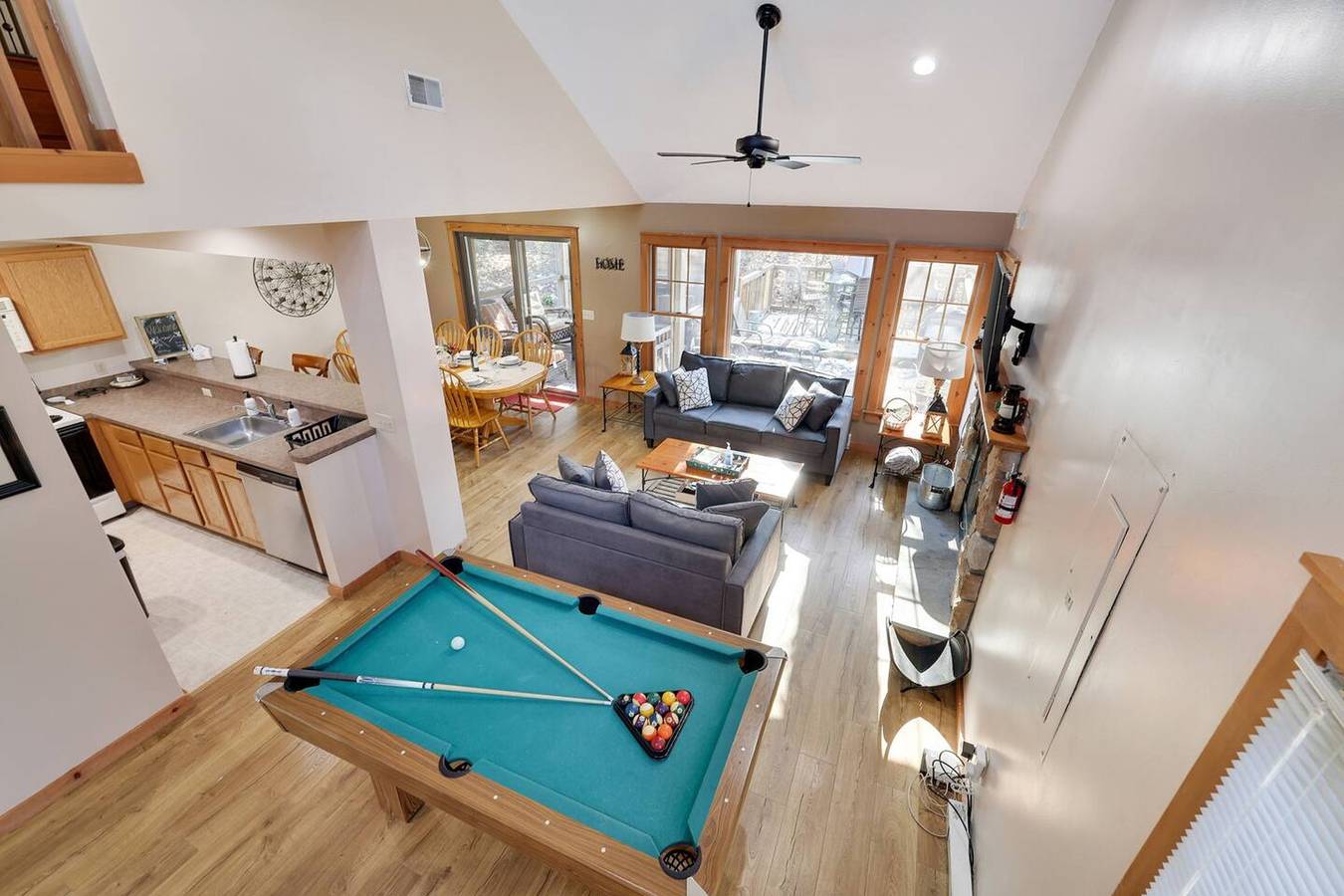 Pocono Mountain Home , Hot Tub- 1 Mile to Skiing! in Long Pond