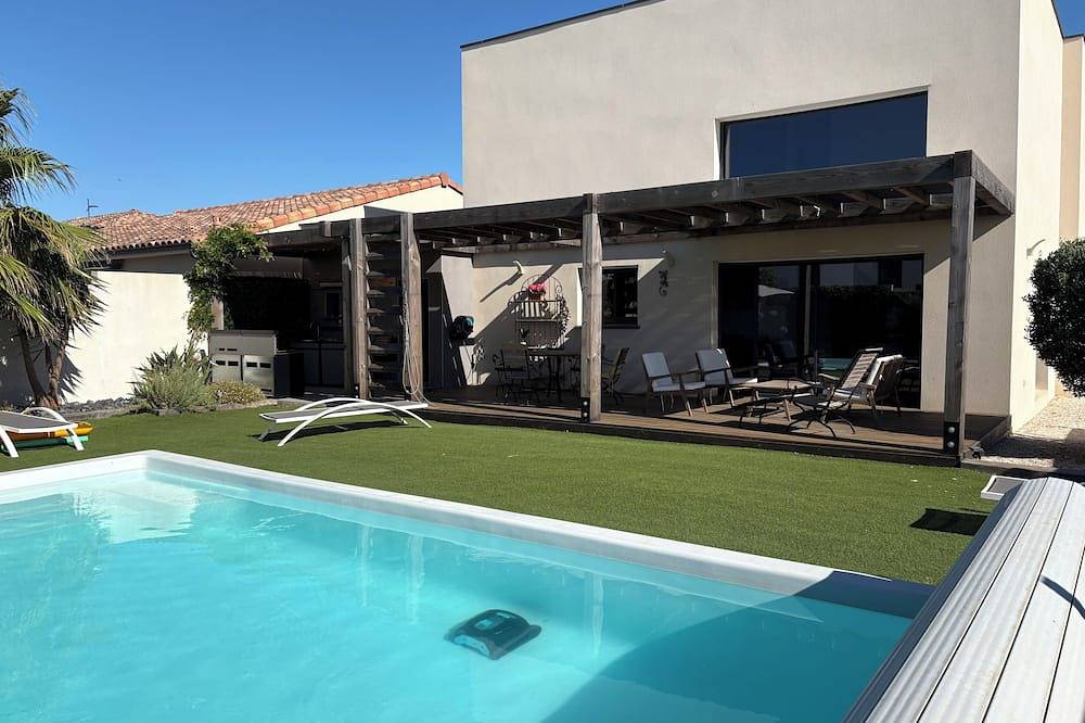 Maison individuelle contemporaine, avec piscine privée , proche de la mer. in Sauvian, Côte méditerranéenne (France)