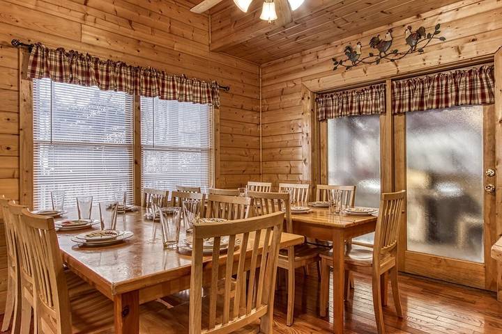 Log cabin for 30 people, with hot tub and pool in Dollywood
