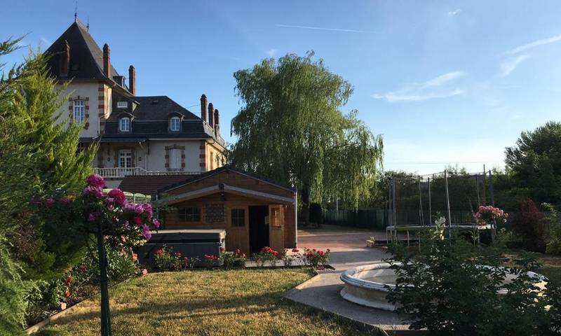 Gîte pour 15 personnes, avec Balcon et Jacuzzi ainsi que Terrasse et Jardin à Raon-l'Étape