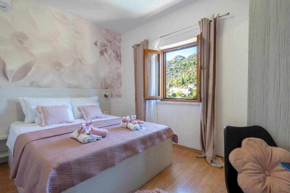 Three Bedroom Villa with Swimming Pool and Hot-Tub in Dubrovnik-Neretva