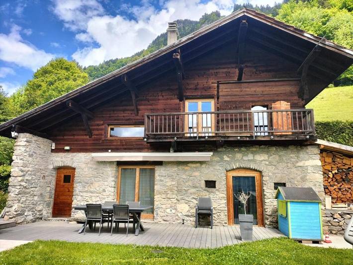 Chalet pour 4 personnes, avec balcon ainsi que vue et jardin, adapté aux familles à Sallanches