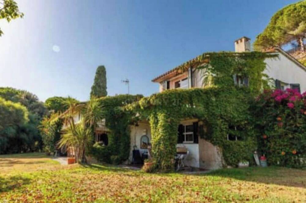 Casa de 550 m2 con piscina, porche, barbacoa, jardines en finca de 8.000 m2 in Supermaresme, San Vicente de Montalt