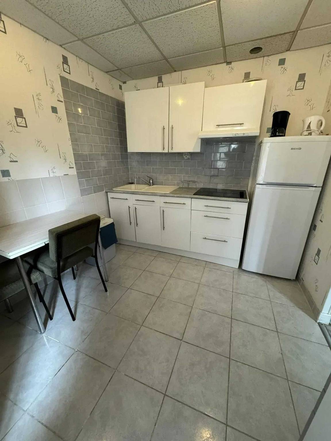 Estudio entero, Estudio encantador en Néris-les-Bains, 20 m², con terraza in Néris-les-Bains, Región de Montluçon