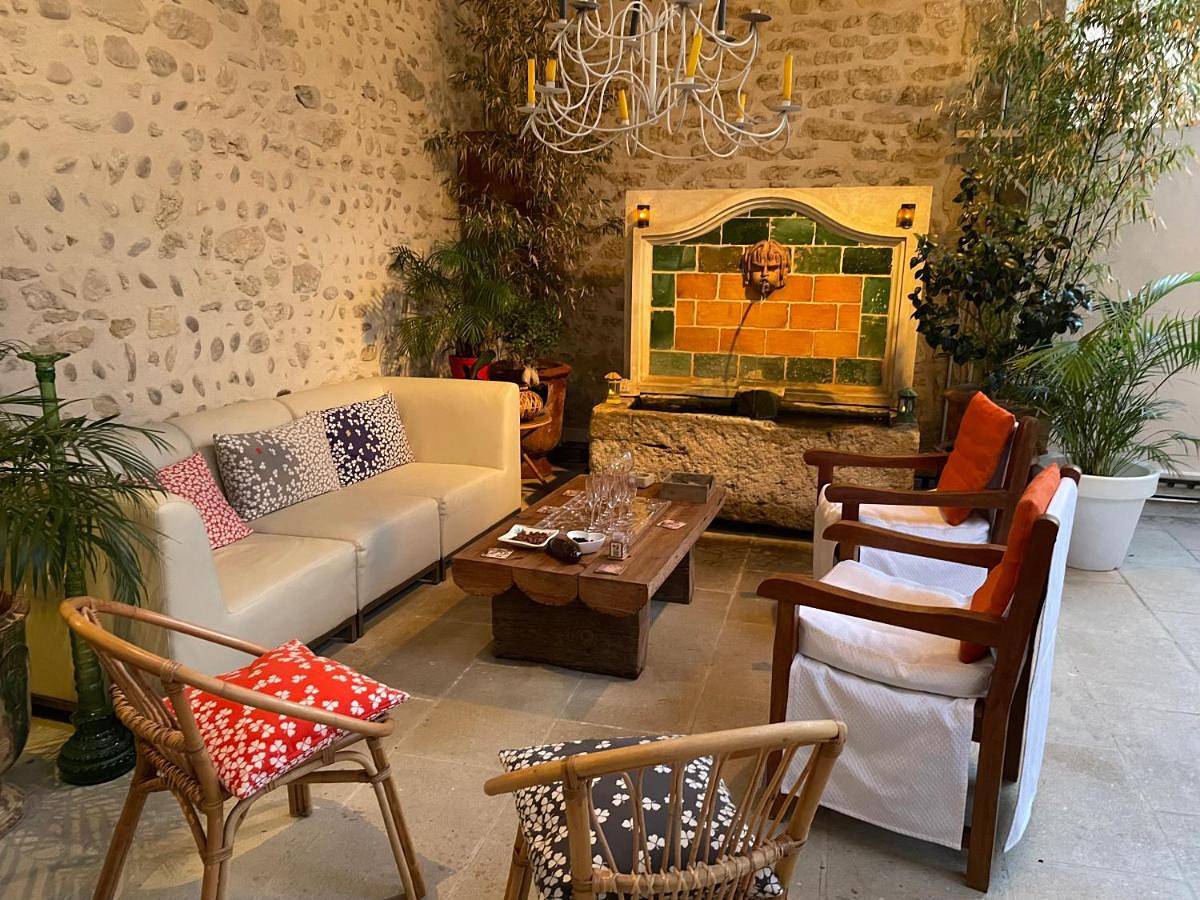 Suite de charme avec patio dans village in Domazan, Région de Nîmes