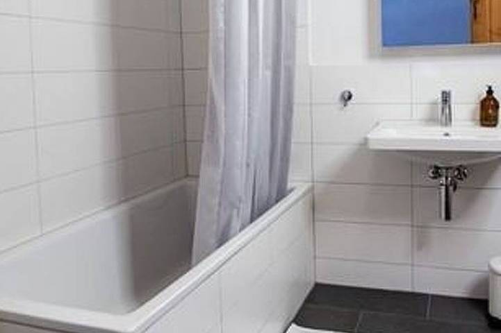 Ganze Wohnung, Tgesa Antgerna 1.Og Appartement/Fewo, Bad, Wc, 2 Schlafräume in Salux, Surses