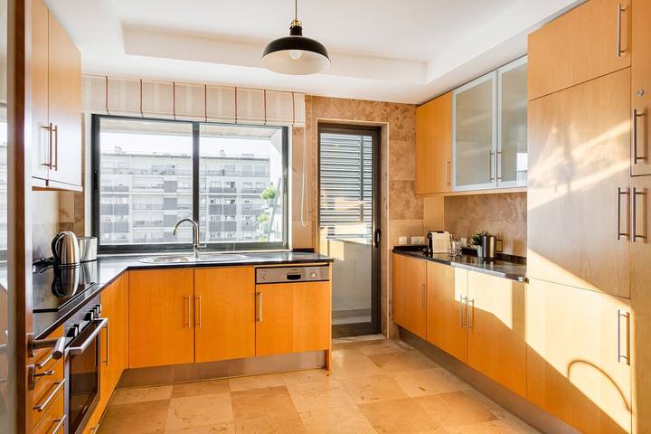 Apartamento entero, Elegant Flat in Benfica - 10 min to City Center in Benfica, Lisboa