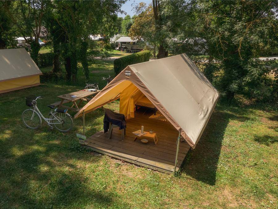 Flower Camping du Port Caroline - Tente en toile et en bois 2 personnes - Tente Treck Standard 1 chambre (sans sanitaires ni cuisine / sans véhicule) in Loire-Authion, Région d'Angers
