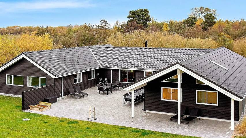 Feriehus for 23 personer, sauna og jacuzzi i tillegg til badebasseng og terrasse i Sjælland